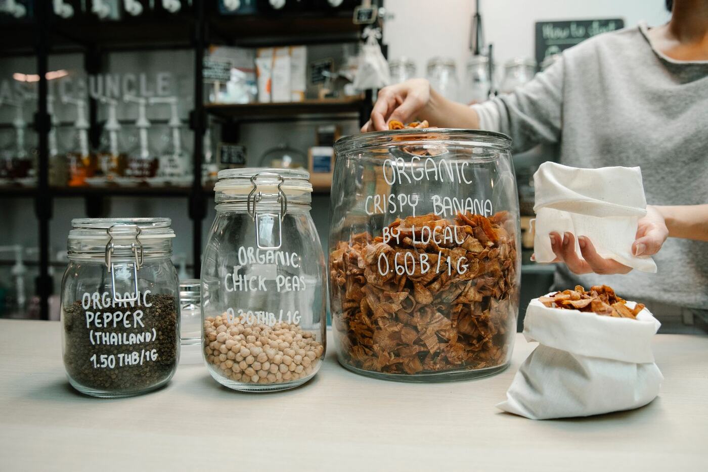 Bocaux de pois chiches et de piment étiquetés à la main dans une épicerie bio